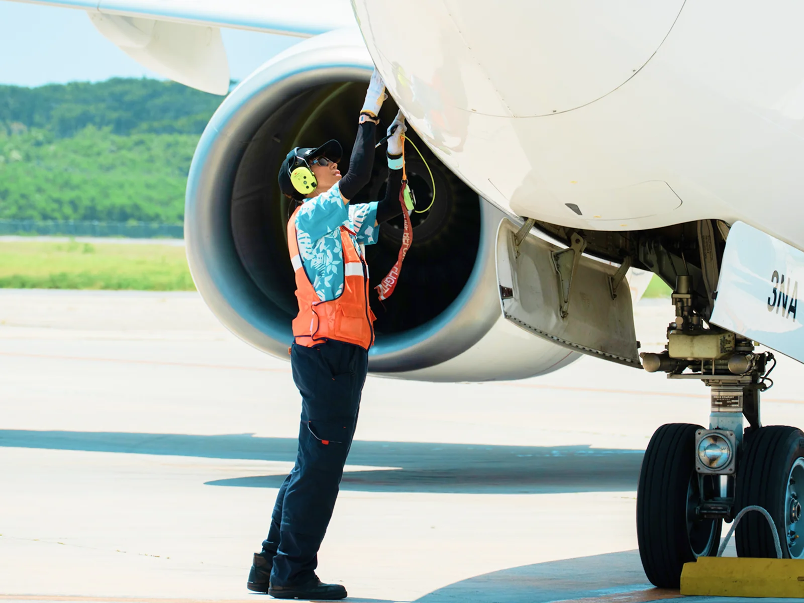 航空機のエンジンを点検するランプスタッフ