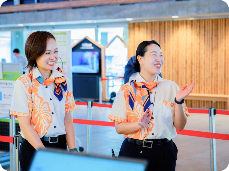 始業ブリーフィングで打ち合わせる旅客ハンドリングのスタッフ